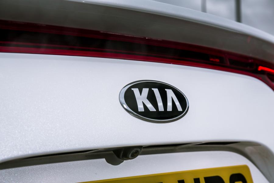 Логотип Kia Stinger GT-Line (CK) 2017 года  (UK) (фото 4 из 37)